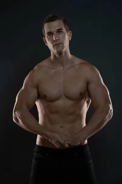 Adam kaslarını üstsüz esnetiyor.