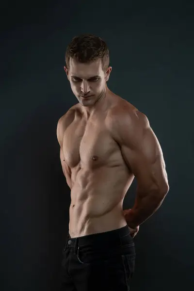 Tişörtsüz Adam aşağıya bakıyor ve altılı paketleri gösteriyor