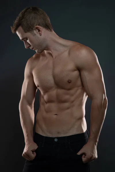 Kahverengi saçlı, gömleksiz genç bir erkek model.