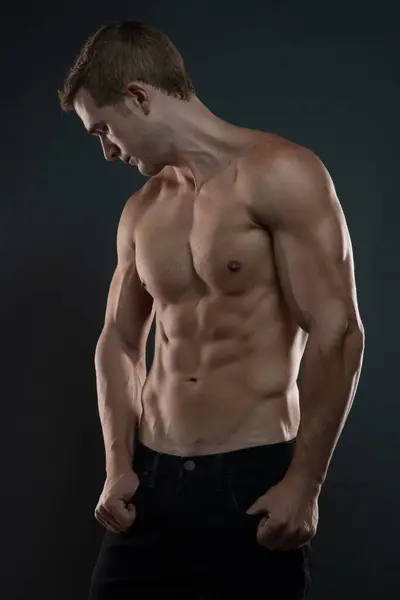 Elleri ceplerinde geriye bakan Fitness Modeli