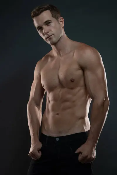 Seksi Erkek Modeli. Ciddi görünüyor.