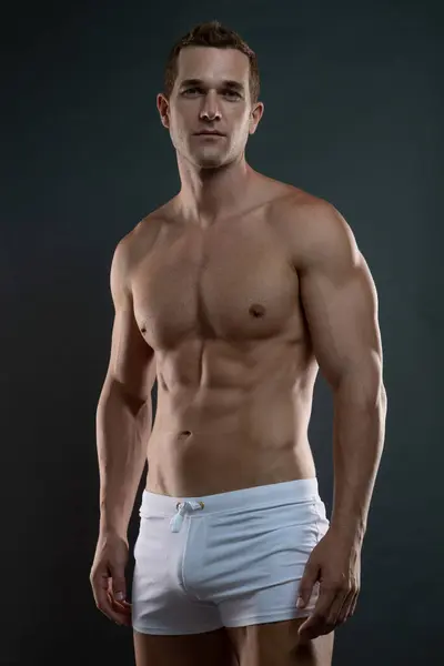 Ciddi Tişörtsüz Erkek Model Dört gözle bekliyor