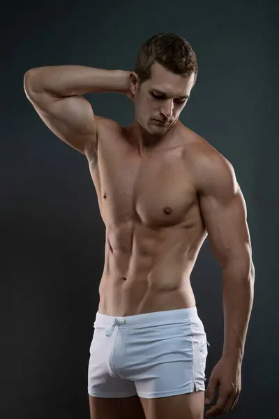 Aşağı bakan Erkek Fitness Model Pozisyonu