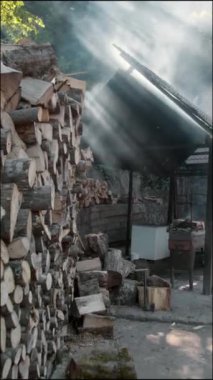 Bir odun yığınına karşı ateşte et pişirmek için bir yer. Dikey çerçeve