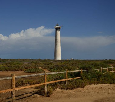 Morro Jable feneri ve Jandia 'nın tuzlu bataklığı, Fuerteventura kıyısı, Kanarya Adaları