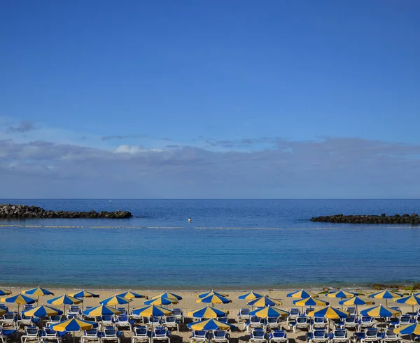 西班牙大加那利群岛以南的阿马多尔斯 美丽的海滩 平静的大海 清澈的蓝天 — 图库照片
