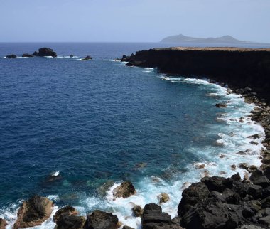 Kıyıda ve adalarda büyük taşlar, Arucas, Gran Canaria Adası, İspanya