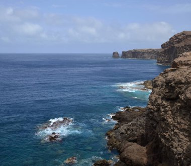 Kayalıkları ve arka planında Roque Farallon olan Rocky Sahili, Gran Canaria 'nın kuzeyi, İspanya