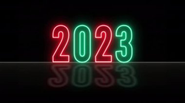 parıldayan neon 2023 neon kırmızısı yeşil, siyah arkaplanda yeni yıl kartını yansıtıyor