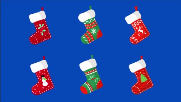 4K动画圣诞袜子系列 旋转的圣诞袜子隔离在蓝色的彩色屏幕上 孤立的设计元素 挂着不同款式的袜子 运动图形 — 图库视频影像
