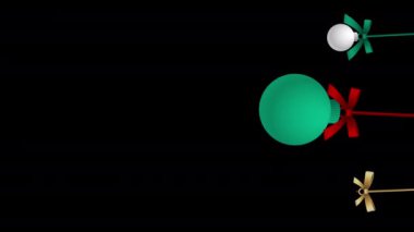 Yeşil, kırmızı ve altın asılı Noel topları Siyah arka planda dönen animasyon.