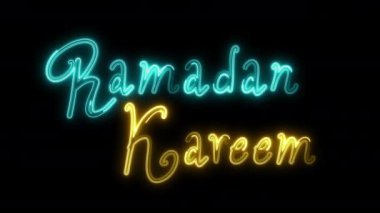 Neon Parlayan Ramazan Kareem Tebrik Kartı Tasarımı Kara Arkaplanda İzole Edildi.