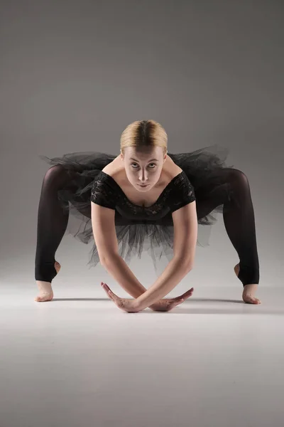 Танцующая Балерина Пачкой Современный Балетный Танцор Пачке Танцора Серый Фон — стоковое фото