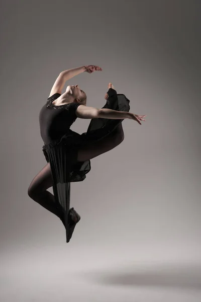 Ballerina Tanzt Mit Seidenstoff Moderne Balletttänzerin Flatterndem Wellenstoff Grauer Hintergrund Stockbild