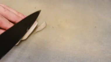 Kral istiridye mantarı dilimleri, taze çiğ Pleurotus ostreatus, siyah bıçakla gri masaya yakın çekim..