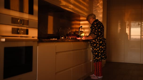 Przygotowanie Warzyw Nowoczesnej Kuchni Starsza Kobieta Krojąca Gotowaną Marchewkę Płytce — Wideo stockowe