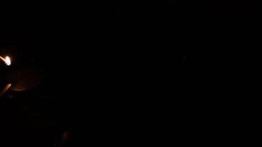 Kibriti olan bir adamın eli mutfakta gaz ocağı ya da gaz ocağı yakar. Adam karanlıkta gaz sobasını yakmaya çalışırken parmaklarını yakıyor..