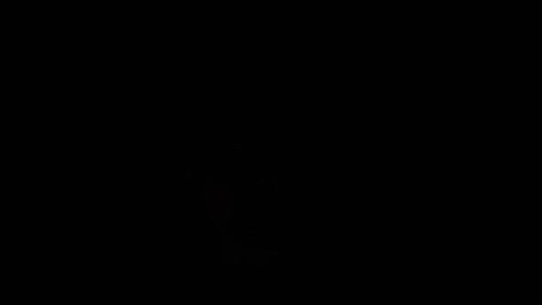 Человек Очках Смотрящий Камеру Черном Фоне Тихом Гневе Психопатических Эмоциях — стоковое видео