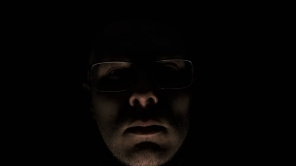 Человек Очках Смотрящий Камеру Черном Фоне Тихом Гневе Психопатических Эмоциях — стоковое видео