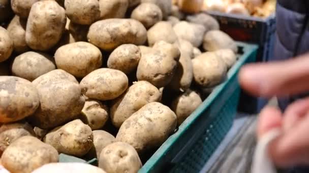 Wybór Ziemniaków Rynku Zakup Warzyw Produkty Naturalne Sklepie Kupujący Paczką — Wideo stockowe