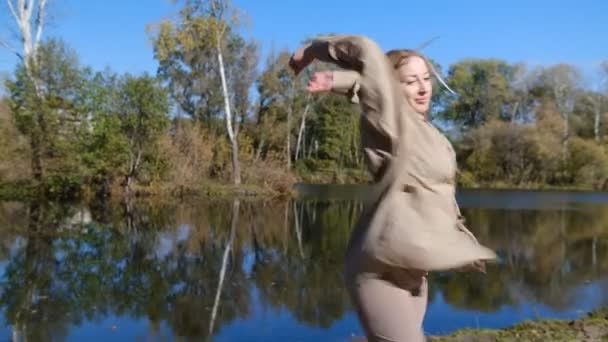 Śmieszne Biały Blondynka Kobieta Taniec Zabawy Wokół Natura Nad Jeziorem — Wideo stockowe