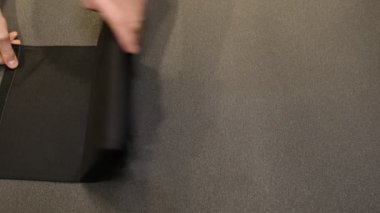 Eller açık, akıllı telefon, elektrik bankası, saatler, dizüstü bilgisayarlar gri arka plan için taşınabilir güneş panelini gösteriyor. Kamp yapmak için temiz enerji ya da elektrik olmadığı zaman evde kullanmak için