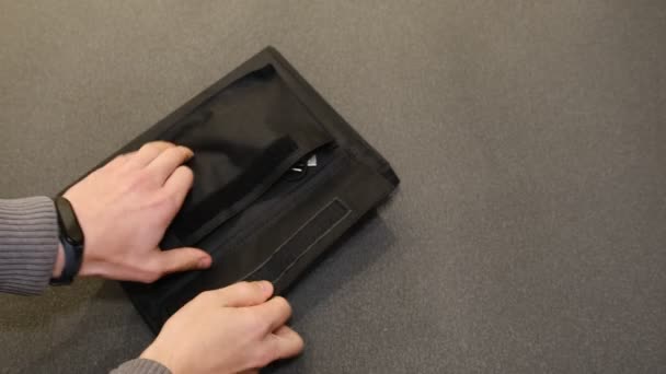 Les Mains Ouvertes Montre Portable Panneau Solaire Sortie Usb Câble — Video