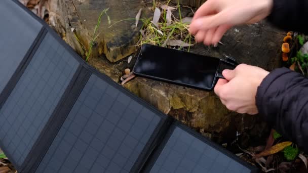Hands Plug Draagbare Zonnepaneel Opladen Smartphone Door Mutlipurpose Kabel Powerbank — Stockvideo