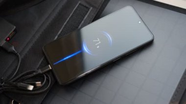 Eller taşınabilir güneş panelini kablolu, elektrik bankası, saatler ve dizüstü bilgisayarlarla şarj ediyor. Kamp yapmak için temiz enerji ya da elektrik olmadığı zaman evde kullanmak için