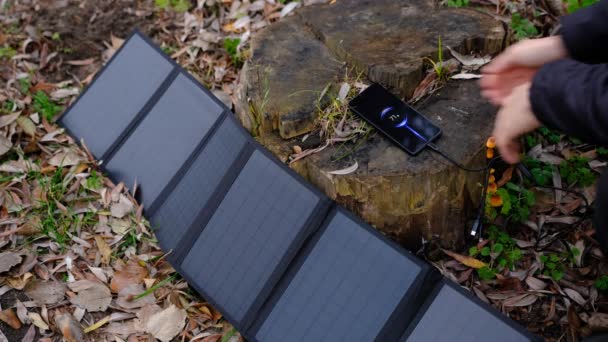 Las Manos Enchufe Teléfono Inteligente Carga Panel Solar Portátil Por — Vídeo de stock