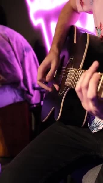 Гітарист Сцені Фону Яка Розмита Концепція Фіолетовим Фіолетовим Світлом — стокове відео