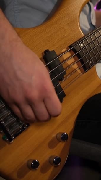 Fiatal Férfi Játszik Basszusgitáron Hangstúdióban Vagy Színpadon — Stock videók