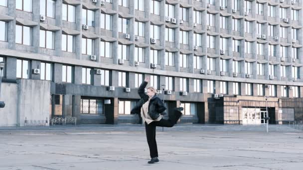 Giovane Ballerina Danza Fronte Edificio Moderno — Video Stock