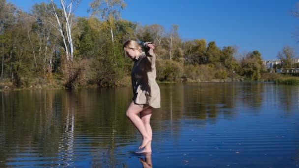 Νεαρή Γυναίκα Χορεύει Στη Λίμνη Αργή Κίνηση Γυναίκα Πόδια Και — Αρχείο Βίντεο