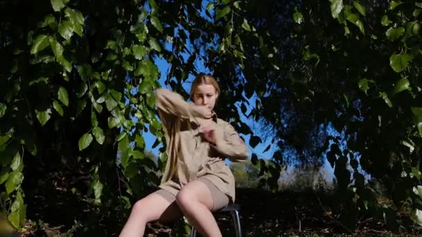 Piękne Seksualne Dziewczyna Blondynka Pozować Tańczyć Krześle Tle Natury — Wideo stockowe
