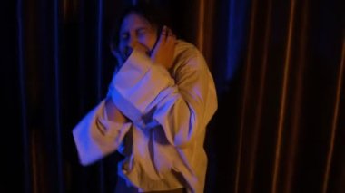 Depresyondaki genç, ıstırap içinde, stresli, akli sorunları olan, kötü hisseden, psikolojik yardıma ihtiyacı olan, bağımlı, kalbi kırık, ergenlik bunalımı geçiren, acı çeken,