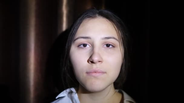 Przygnębiona Nastolatka Płacze Zestresowana Młoda Kobieta Problemy Psychiczne Źle Się — Wideo stockowe