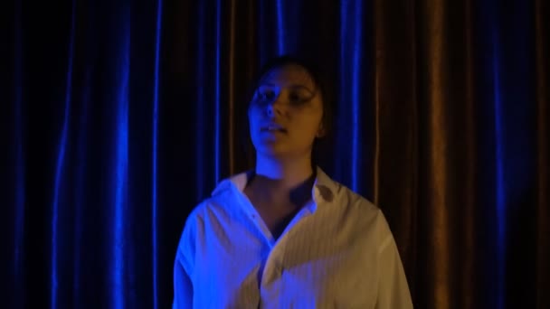 家庭内暴力を示す妻を殴打した男 関係における虐待の概念 青い光の中で女性を打つ 精神的 身体的暴力の女性 — ストック動画