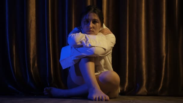 暗い部屋の床に座っている白いシャツの少女青と黄色の光うつ病痛み 家庭内暴力 家族問題 ストレス うつ病や自殺の概念 — ストック動画