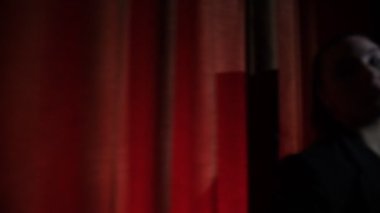 Güzellik, moda, makyaj ve eğlence konsepti. Aydınlanmış bir çemberin içinde duran güzel bir kadın portresi. Makyajlı ve kırmızı dudaklı bir model..