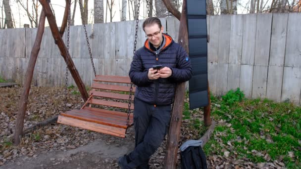 Mann Lädt Smartphone Von Tragbarem Solarpanel Freien Der Nähe Der — Stockvideo