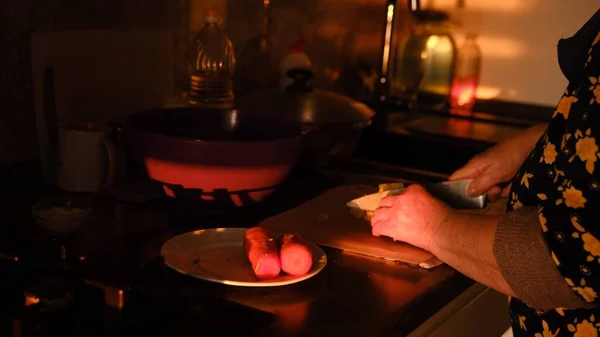 Ετοιμάζω Λαχανικά Στην Κουζίνα Ανώτερη Γυναίκα Χέρια Κοπή Βρασμένο Καρότο — Φωτογραφία Αρχείου