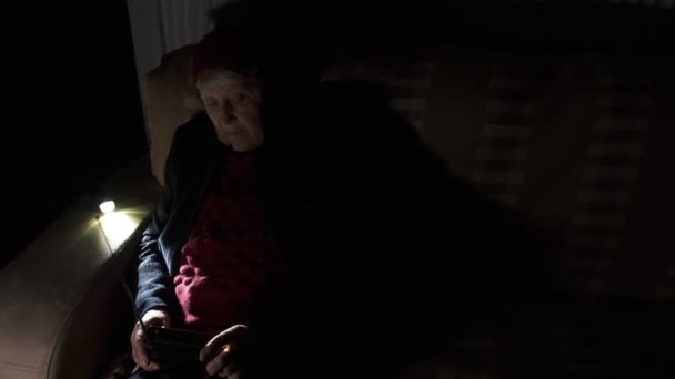 Ukraine Grandmother Holds Radio Hands Sitting Darkness Blackout Russian Terroristic — Stock Video