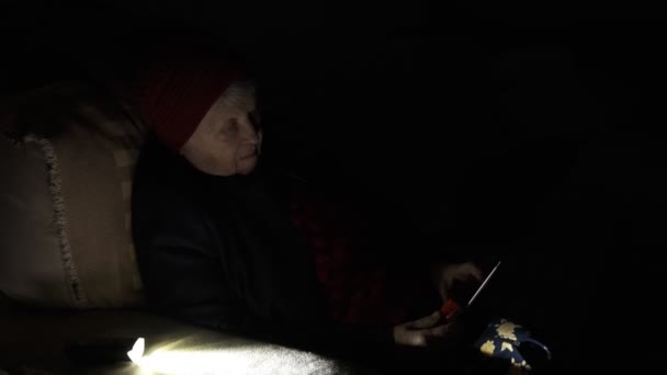 Ukraine Grandmother Holds Radio Hands Sitting Darkness Blackout Russian Terroristic — Stock Video