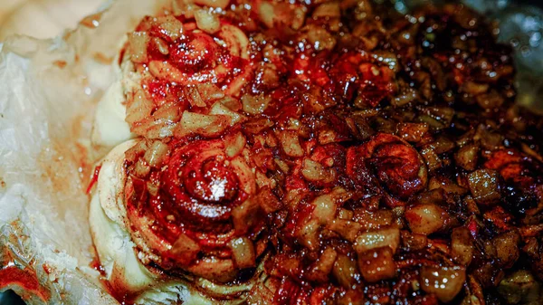Torta Maçã Saborosa Vermelha Caseira Fundo Fogão Escuro Papel Manteiga — Fotografia de Stock