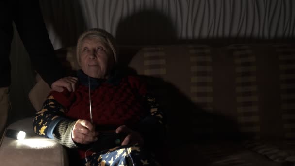 Mormor Håller Radio Händerna Sittande Mörker Blackout Ryska Terrorattacker Hennes — Stockvideo