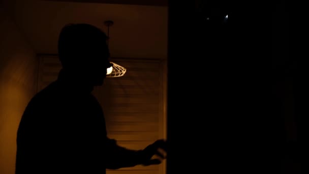 Молодой Человек Ищет Еду Пустом Холодильнике Холодильнике Ночное Время Показывает — стоковое видео