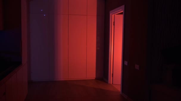 Ανθρώπινη Σιλουέτα Έρχεται Από Κόκκινο Φως Της Ανοιγόμενης Πόρτας Στο — Αρχείο Βίντεο