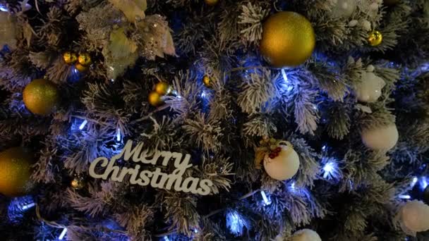 Árvore Natal Decoração Com Palavras Madeira Luzes Azuis Bolas Cor — Vídeo de Stock