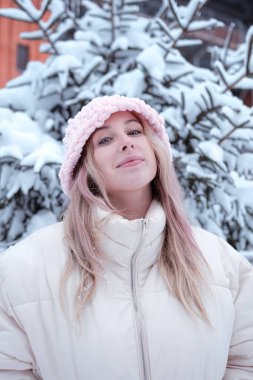 soğuk kış günü kar üzerinde kamera dışında bakarak kar kış kadın. Dikey beyaz kadın modeli dışında ilk kar.